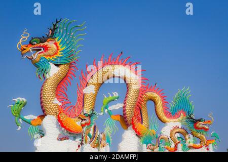 Chinesische Drachenstatue mit zwei kleinen Vögeln auf dem Rücken. Stockfoto