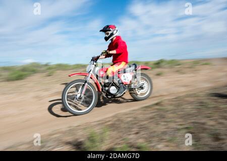 Radfahrer fahren ein Vintage Bultaco Dirt Bike (MR) Stockfoto