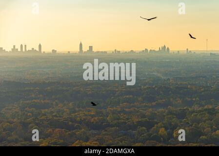 Blick auf die Skyline von Downtown und Midtown Atlanta vom Gipfel des Stone Mountain, östlich von Atlanta in Stone Mountain, Georgia. Stockfoto