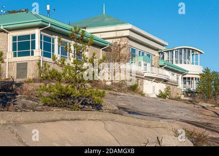 Summit Skyride Upper Station auf dem Stone Mountain, östlich von Atlanta, GA. Die Skyline von Atlanta ist von der hinteren Aussichtsplattform (abgebildet) aus zu sehen. Stockfoto