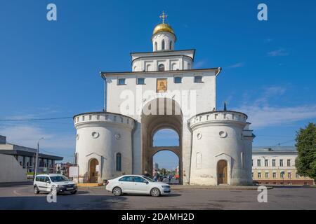 VLADIMIR, RUSSLAND - 28. AUGUST 2020: Blick auf das Goldene Tor an einem sonnigen Sommermorgen Stockfoto