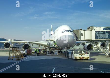 DUBAI, VAE - 02. FEBRUAR 2020: Vorbereitung auf den Abflug des Airbus A380-800 auf dem Dubai International Airport Stockfoto