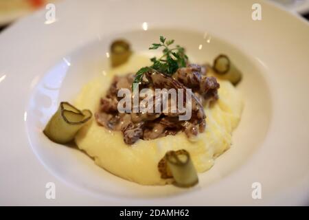 Rindfleisch Stroganoff mit Kartoffelpüree im Restaurant Stockfoto