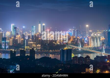 Chongqing, China - 13. Juni 2018 : Chongqing Skyline Luftaufnahme und Dongshuimen Kabelbrücke bei Nacht Stockfoto