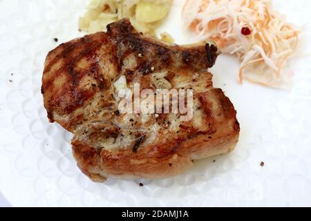 Gebackene Schweinelende mit schwarzem Pfeffer auf dem Teller Stockfoto