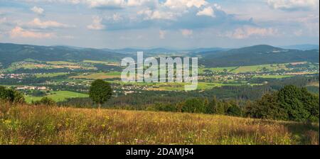 Blick von Mala Kycera Hügel in Moravskoslezske Beskiden in Tschechische republik mit ländlicher Landschaft und Hügeln Stockfoto