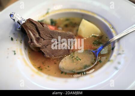 Shurpa-Suppe mit Lamm in weißer Schüssel Stockfoto