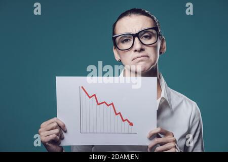 Geschäftsfrau mit negativem Finanzdiagramm, Finanzkrise und Verlustkonzept Stockfoto