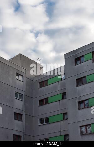 Die Leiter auf dem Dach des Mehrfamilienhauses Stockfoto