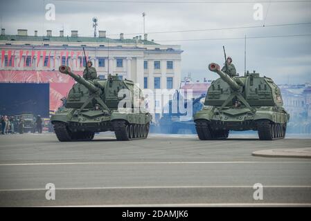 SANKT PETERSBURG, RUSSLAND - 20. JUNI 2020: Selbstfahrende Artillerie montiert 2S19 'Msta-S' auf der Probe der Militärparade zu Ehren des Sieges Da Stockfoto