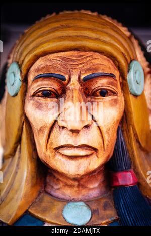 Ein 'Cigar Store Indian' steht vor einem Tabakladen in Rom, GA. Stockfoto