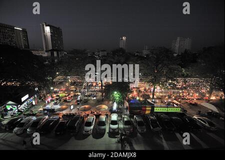 Luftaufnahme des Nachtbasars in Chiang Mai, Thailand. Stockfoto