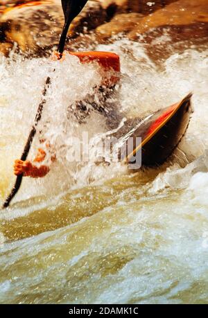 Kajakfahren durch Wildwasserkrapiden. Stockfoto