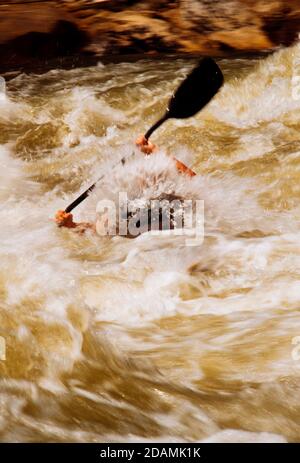 Kajakfahren durch Wildwasserkrapiden. Stockfoto