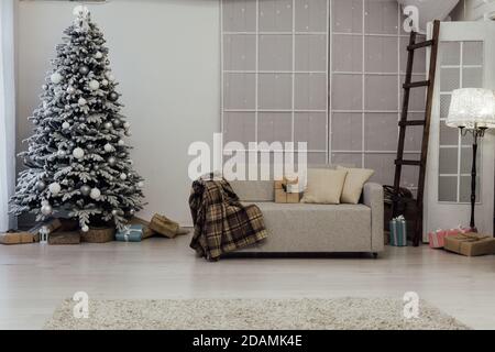 Weiß verschneiten Weihnachtsbaum mit Geschenken Dekor Interieur der Haus Neujahr Postkarte Stockfoto