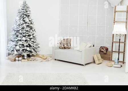 Weiß verschneiten Weihnachtsbaum mit Geschenken Dekor Interieur der Haus Neujahr Postkarte Stockfoto