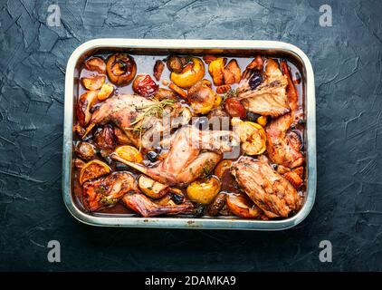 Geschmort in Rotwein Kaninchen mit Obst.gebackenes Fleisch in einem Backform Stockfoto