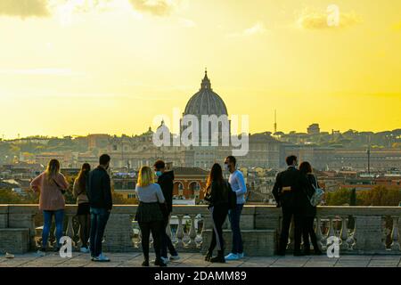 ROM ITALIEN 13 November 2020. Eine Gruppe von Menschen versammelten sich am späten Nachmittag in Pincio mit Blick auf die Skyline von Rom und die Vatikanstadt inmitten der Covid-19 Pandemie. Die italienische Regierung hat eine Ausgangssperre von 22:00 bis 5:00 Uhr eingeführt, um die Ausbreitung von Coronavirus-Infektionen zu stoppen. Kredit: amer ghazzal/Alamy Live Nachrichten Stockfoto