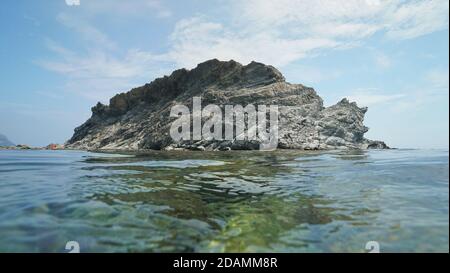 Seltsame felsige Insel in Form eines Tieres geformt, natürliche Szene, Mittelmeer, Spanien, Costa Brava, Colera, Katalonien Stockfoto