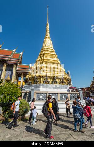 Bangkok, Thailand - 7. Dezember 2019: Unbekannte Touristen im Wat Phra Kaew in Bangkok, Thailand. Wat Phra Kaew ist einer der beliebtesten Touristen d Stockfoto