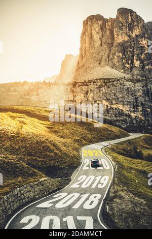 2021 Neujahrs-Roadtrip Reise und Zukunftsvision Konzept . Naturlandschaft mit Autobahn Straße führt vorwärts zu glücklichen Neujahr Feier in der Stockfoto