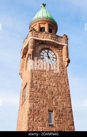 Clocktower bei Landungsbrücken. Historisches Wahrzeichen des Hamburger Hafens Stockfoto