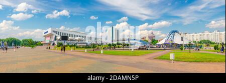 Minsk, Weißrussland, 26. Juli 2020: Das Panorama der Stadt Minsk mit dem Platz neben dem Sportpalastgebäude Minsk und dem Hotel Weißrussland neben dem Ufer des Svislach rive Stockfoto