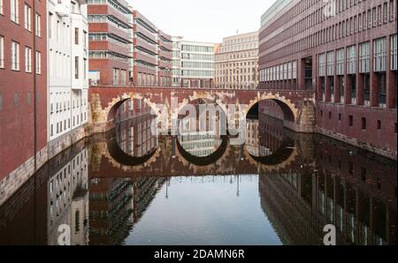 Blick auf die Straße Alte Brücke der Speicherstadt, Lagerhaus in Hamburg Stockfoto