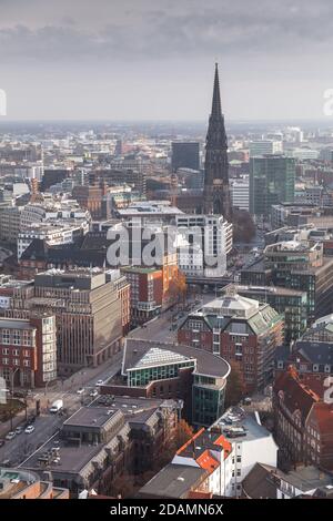 Hamburg, Deutschland. Luftaufnahme bei Tag. Vertikales Foto Stockfoto