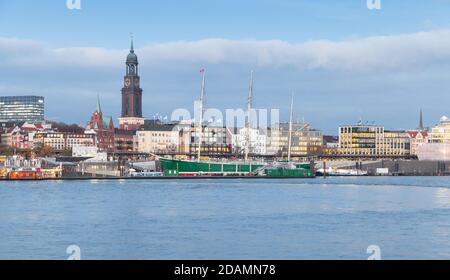 Stadtbild von Hamburg mit modernen und alten Gebäuden. Blick auf die Elbe am Abend Stockfoto