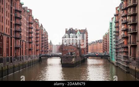 Blick auf die Speicherstadt bei Tag. Dies ist das größte Lagerviertel der Welt, in dem die Gebäude auf Holzstapelfundamenten aus Eichenstämmen stehen. H Stockfoto