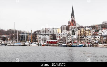 Flensburger Landschaft, deutsche Stadt in der Wintersaison. Skyline der Küste unter wolkenfreiem Himmel Stockfoto
