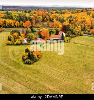 Bauernhof am Rande der Elm in Deutschland mit Ein großes bebautes Wiesengebiet in der Nähe des Reitlingstal Stockfoto