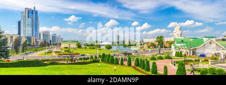 Minsk, Weißrussland, 26. Juli 2020: Panorama von Minsk Stadt mit Wolkenkratzern auf Pobediteley Peramohi Allee im Nemiga Bezirk nahe Ufer von Svislach r Stockfoto