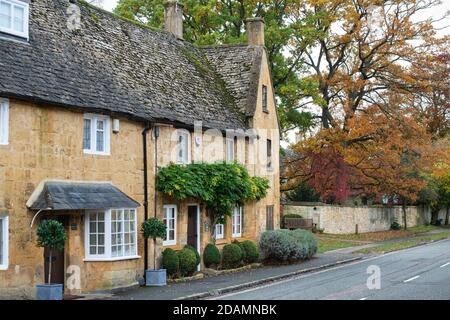 Cotswold Stone Cottages in Broadway im Herbst. Broadway, Cotswolds, Worcestershire, England Stockfoto