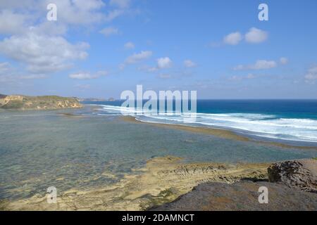 Indonesien Lombok - Küstenansicht mit langen gefährlichen Abbrechern Batu Payung und Pantai Pedauf Stockfoto