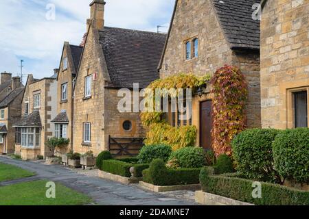 Cotswold Stone Cottages in Broadway im Herbst. Broadway, Cotswolds, Worcestershire, England Stockfoto