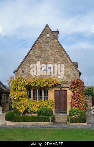 Cotswold Stone Cottage in Broadway im Herbst. Broadway, Cotswolds, Worcestershire, England Stockfoto