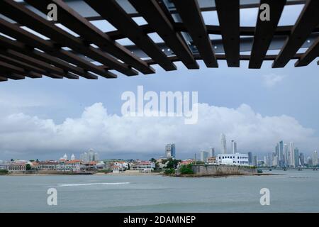 Panama City - Blick von Mirador Cinta Costera auf Französisch Plaza in San Felipe Stockfoto