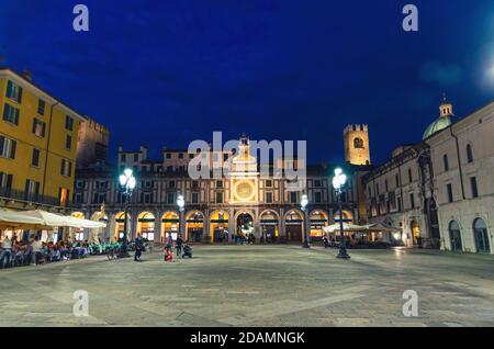 Torre dell'Orologio Turm Renaissance-Stil Gebäude mit astronomischen Uhr, Straßenlaternen auf der Piazza della Loggia, Brescia Stadt historischen Cen Stockfoto