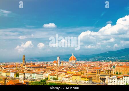 Top-Luftaufnahme von Florenz Stadt mit Duomo Cattedrale di Santa Maria del Fiore Kathedrale, Gebäude Häuser mit orange-rot gefliesten Dächern und Stockfoto