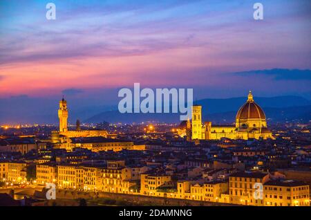 Top Luftpanorama Abendansicht von Florenz Stadt mit Duomo Cattedrale di Santa Maria del Fiore Kathedrale und Palazzo Vecchio Palast in der Nacht Dämmerung Dämmerung, Lichter der Stadt, blauer Himmel, Toskana, Italien Stockfoto