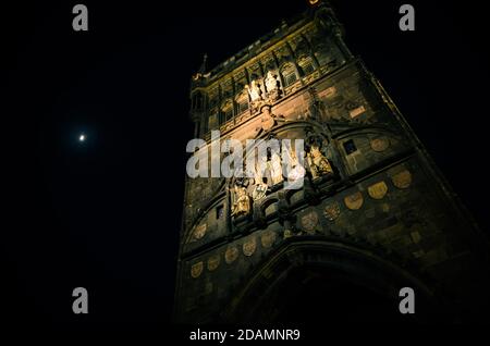 Halbmond am Abendhimmel über Nacht Prag Altstädter Brückenturm auf der Karlsbrücke Karluv Most, der Beginn der königlichen Straße zur Prager Burg, Blick von unten, Böhmen, Tschechien Stockfoto