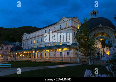 Park Kolonnade mit Holzbalken und Lichter in Dvorak Park Dvorakovy sady in Karlovy Vary Karlsbad historischen Stadtzentrum, Abend Dämmerung Blick, Westböhmen, Tschechische Republik Stockfoto