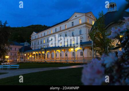 Park Kolonnade mit Holzbalken und Lichter in Dvorak Park Dvorakovy sady in Karlovy Vary Karlsbad historischen Stadtzentrum, Abend Dämmerung Blick, Westböhmen, Tschechische Republik Stockfoto