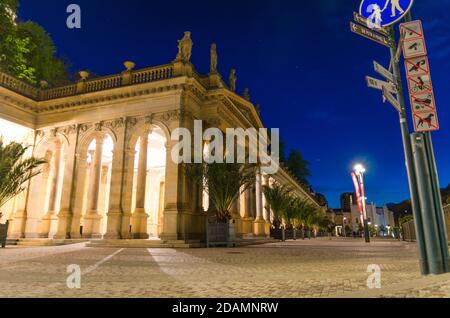 Die Mühlenkolonnade Mlynska kolonada Neo-Renaissance-Gebäude mit Säulen und heißen Quellen in Kurstadt Karlovy Vary Karlsbad historischen Stadtzentrum, Nacht Abendblick, Westböhmen, Tschechische Republik Stockfoto