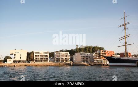 17. September 2020, Schleswig-Holstein, Lübeck: Blick auf die Halbinsel Priwall mit der Promenade an der 'Priwall Waterfront'. Auf der rechten Seite befindet sich das Museumsschiff Passat. Foto: Daniel Bockwoldt/dpa Stockfoto