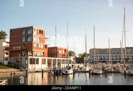 17. September 2020, Schleswig-Holstein, Lübeck: Schiffe werden auf der Halbinsel Priwall vor der Promenade an der 'Priwall Waterfront' vertäut. Foto: Daniel Bockwoldt/dpa Stockfoto