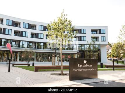 17. September 2020, Schleswig-Holstein, Lübeck: Vor der Wohnanlage befindet sich ein Schild mit der Aufschrift 'Upstalsboom Godewindpark Travemünde'. Foto: Daniel Bockwoldt/dpa Stockfoto