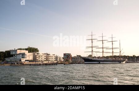 17. September 2020, Schleswig-Holstein, Lübeck: Blick auf die Halbinsel Priwall mit der Promenade an der 'Priwall Waterfront'. Auf der rechten Seite befindet sich das Museumsschiff Passat. Foto: Daniel Bockwoldt/dpa Stockfoto